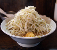 「ガッツリラーメン 大盛 やさいにんにく」@伝家 志木店の写真