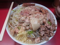 「小ブタ＋生玉子（ヤサイニンニクアブラ）」@ラーメン二郎 上野毛店の写真