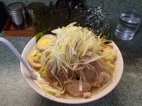 「小ラーメン（700円）＋全トッピングのせ（400円）ニンニク」@ラーメン二郎 新宿小滝橋通り店の写真