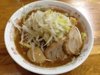 「小豚・野菜マシ・ニンニク少なめ＋味玉（￥680＋￥100）」@G系ラーメン 豚壱家 国府津店の写真