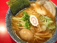 「煮干醤油らーめん＋味玉」@らーめん・つけめん こてんぱんの写真