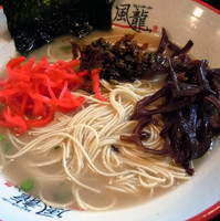 「とんこつラーメン（替玉×１）￥６００＋キクラゲ（クーポン）」@とんこつラーメン博多風龍 新宿東口店の写真