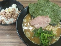 「ラーメン￥650＋チャーシュー丼（サービス）」@家系らーめん 武蔵家 川越店の写真