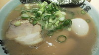 「ラーメン650円＋半熟煮卵100円」@横浜家系 元町家の写真