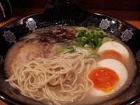 「味玉豚骨ラーメン」@とんこつらーめん俺式 日本橋店の写真