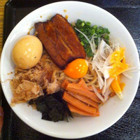 「すずなみまぜそば＋半熟味付玉子（サービス）」@手仕込み麺屋 すずなみの写真