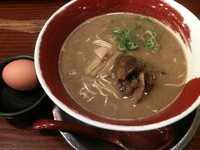 「徳島ラーメン（カタメ）（480円）＋生卵（50円）」@徳島ラーメン 麺王 徳島駅前本店の写真
