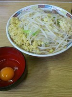 「小麺少なめ野菜少なめニンニクしょうが+生卵」@ラーメン二郎 栃木街道店の写真