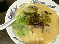 「博多とんこつらーめん＋辛し高菜」@博多ラーメン 四神 亀戸店の写真
