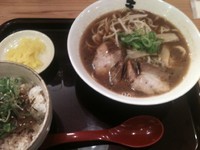 「徳島らーめん+チャーシュー丼（550+190円）セット」@徳島らーめん まるたか 大道店の写真