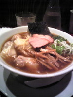 「肉ワンタンつゆSOBA(黒)　大盛り」@sancha 笑'zの写真