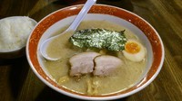 「とんこつ(細麺)600円＋小ライス100円」@みぞのくち野郎の写真
