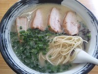 「とんこつ白肉多め￥790+替え玉￥100」@博多とんこつらーめん ふじおかの写真