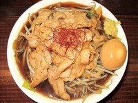 「肉盛りラーメン正油　780円＋肉増し250円＋無料味玉」@魁 肉盛りつけ麺 六代目けいすけの写真