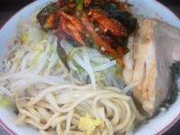 「小ぶた（野菜、ニンニク、カラメ）＋ニラキムチ」@ラーメン二郎 横浜関内店の写真