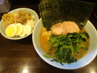 「ラーメン+ほうれん草+のり+塩ダレチャーシュー丼」@横浜ラーメン 武蔵家 三鷹店の写真
