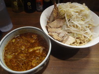 「ザルラーメン＋豚増し＋辛味∞角太ワシワシ麵」@ラーメンアキラの写真