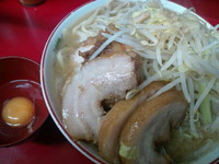 「小豚 生卵 アブラ ニンニク少し」@ラーメン二郎 湘南藤沢店の写真