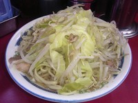 「小らーめん豚入り600円（野菜，にんにく）」@ラーメン二郎 目黒店の写真