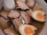 「喜多方焼豚ラーメン（８００円）・味付玉子（クーポンで無料）」@喜多方ラーメン 小法師 本八幡店の写真