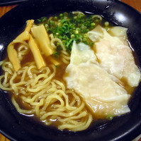 「鶏白湯海老雲呑麺　￥７９０」@広州市場 新宿東口店の写真