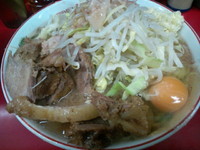 「小豚(腕肉) 生卵 アブラ ニンニク少し」@ラーメン二郎 湘南藤沢店の写真