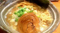 「熟成らーめん750円＋半ライス100円」@麺や 虎ノ道の写真