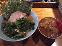 「素ﾗｰﾒﾝ　ほうれん草　のり　ｶﾚｰ　無料ライス計200円」@横浜ラーメン 武蔵家 大井町店の写真