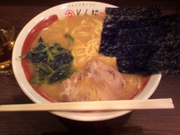 「ラーメン中盛り￥６５０セットメニューＡ（餃子３個）￥２００」@とんこつラーメン とん桜の写真