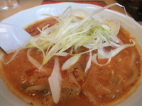 「ピリ辛トマトみそラーメン＋味玉」@あかなす家 甲府昭和店の写真