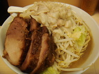 「ラーメン（ニンニク・アブラ）700円」@自家製ラーメン 大者の写真