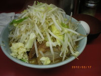 「小豚脂少なめニンニクヤサイ　￥750　生卵　￥50」@ラーメン二郎 桜台駅前店の写真