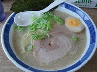 「とんこつ　塩（脂多め）600円」@岡ちゃんラーメンの写真