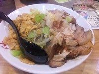 「まぜそば全部入り（990円）」@梅花亭進化論の写真