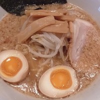 「特製正油らーめん（半熟味付玉子トッピング）」@麺や つねじの写真