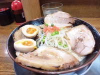 「黒とんこつチャーシュー」@ラーメン 猪やの写真