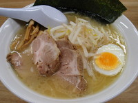 「白らーめん（中太麺・鶏油）700円」@厚木とんこつ まるまさの写真