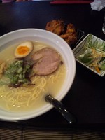 「白湯塩ラーメン　＋サービス　鶏唐揚げ　サラダ　８８０円」@仁の写真