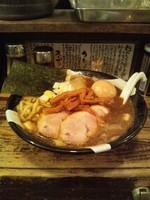 「特製煮干しらーめん 900円」@すごい煮干ラーメン凪 新宿ゴールデン街店 本館の写真