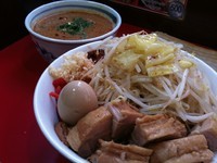 「【限定】豚タイキック830円　3キック、味玉、ニンニク、辛玉」@用心棒の写真