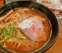 「濃厚魚介豚骨エビ風味+チャーシュー丼(750円+200円)」@はりけんラーメンの写真