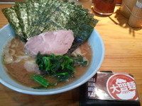 「朝ラーメン（５００円）ツイッター割り海苔増し」@横浜ラーメン 武蔵家 大井町店の写真