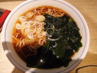 「かけそば270円+わかめ60円(回数券+30円)」@いろり庵きらく 御徒町店の写真