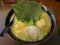 「助らーめん普通盛（580円）＋味玉（100円）」@横浜家系 助格家の写真