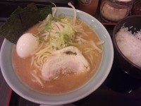 「味噌(硬め)￥680＋味付け玉子(サービス＋小ごはん￥100」@横浜家系ラーメン 港家 麹町店の写真