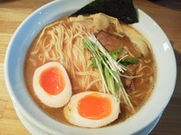 「味玉醤油らーめん＋中盛り」@らーめん専門 うしおととりの写真