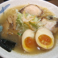 「白エビ味玉らーめん（８８０円）」@富山ブラック 麺家いろは 池袋店の写真