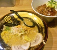 「札幌味噌らーめんセット(十勝の豚丼)880円」@初代けいすけ イーアスつくば店の写真