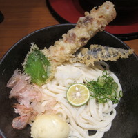 「とろ～り玉子とちくわ天入りおろし醤油うどん（９２０円）」@うどんのう おおたかの森店の写真