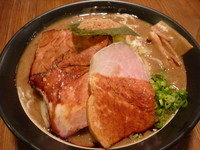 「真空そば（700円）＋肉２枚（200円）」@喜元門 本店の写真